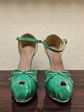 NEW Women’s Green Ankle-Strap Peep-Toe Heels by BUMPER, Size 5.5 - (Item #92)